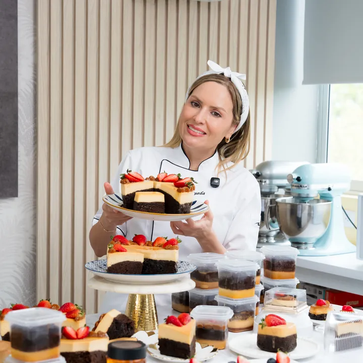 Adriana Rueda con su mesa de chocoflanes
