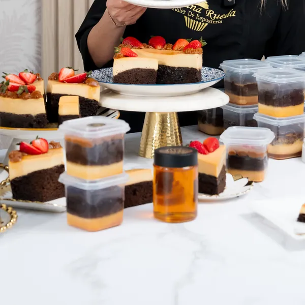 Chocoflanes en vaso y porciones con fresas