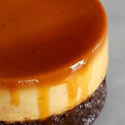 Chocoflan en detalle con caramelo