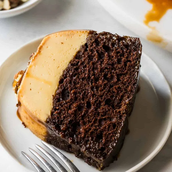Porción de chocoflan con brownie húmedo