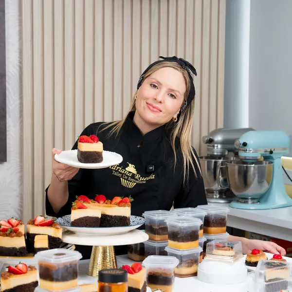 Adriana Rueda con su mesa de chocoflanes